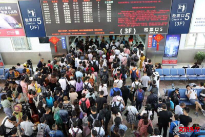 暑期迎来返程高峰 铁路日均旅客发送量在25万人次以上