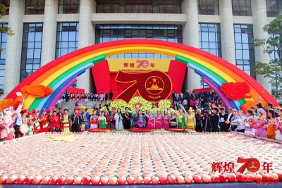 云南餐饮人制作国庆长寿面 庆祝新中国成立70周年