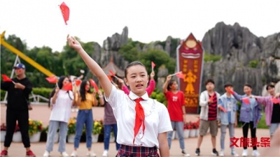 云南26个民族同唱赞歌，迎接新中国成立70周年 ，“与祖国同行·颂歌彩云南”快闪活动举办