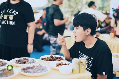 万人同吃黄焖鸡 永平大展美食风采