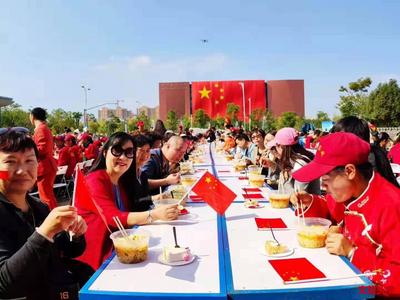 云南餐饮人制作国庆长寿面 庆祝新中国成立70周年