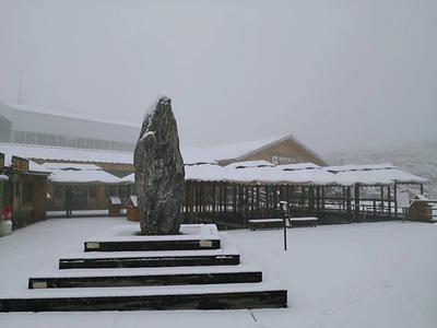 玉龙雪山下雪啦！游客：我在丽江的秋天里大雪纷飞！
