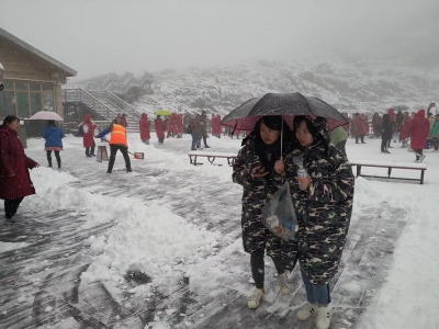 玉龙雪山下雪啦！游客：我在丽江的秋天里大雪纷飞！