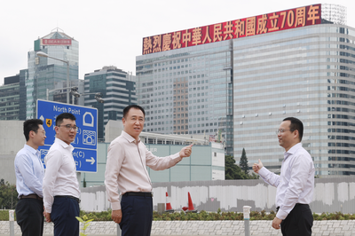献礼新中国成立70周年！恒大香港总部大楼打出庆祝标语  许家印现场检查