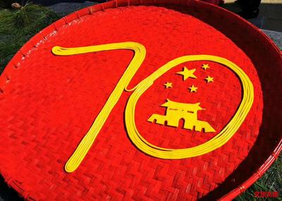 云南餐饮人制作国庆长寿面 庆祝新中国成立70周年