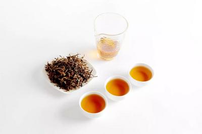 享高山林间茶之珍稀，品这杯高山林间的清香……