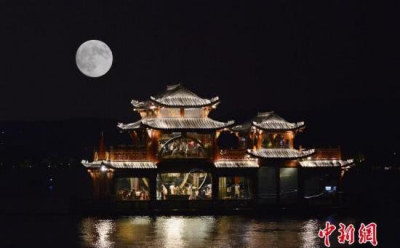 举头望明月 LOW啦！现在流行“空中追月”！