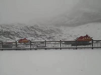 玉龙雪山下雪啦！游客：我在丽江的秋天里大雪纷飞！