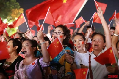 西双版纳州300名导游表白祖国
