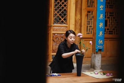 请用你的那束光，照亮我们深爱的这座城