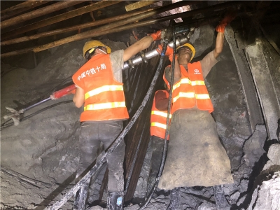 大理至临沧铁路明通隧道今日贯通
