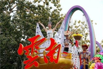好美！云南的彩车经过天安门广场