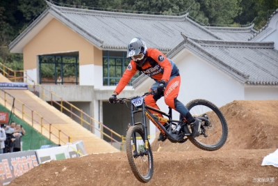 龙陵松山山地自行车国际邀请赛举行 中国、捷克选手夺冠
