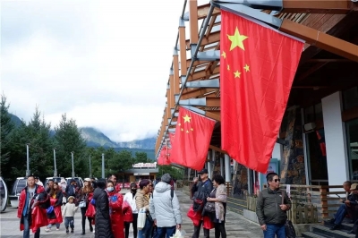 2.4万人次！玉龙雪山景区黄金周第二天迎来游客高峰！