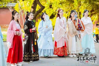 千名古风达人，建水朝阳楼前上演国潮时尚大秀