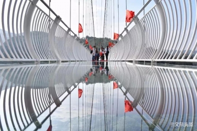 【就爱去红河】开远“滇南第一玻璃天桥”开门迎客，人气火爆，你不去看看吗？