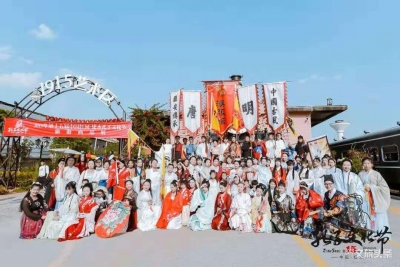 千名古风达人，建水朝阳楼前上演国潮时尚大秀
