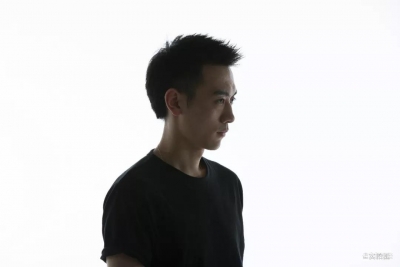 请用你的那束光，照亮我们深爱的这座城