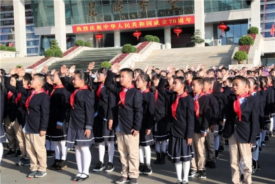 昆明万人同升国旗同唱国歌 