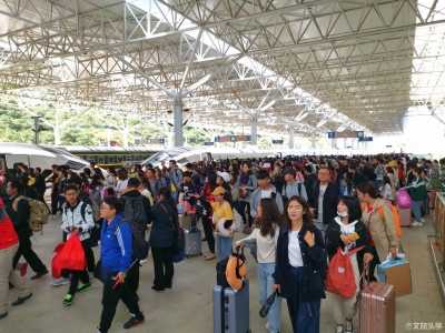 云南铁路迎来返程高峰 高峰图运行满足出行需求