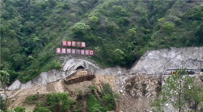 大理至临沧铁路明通隧道今日贯通