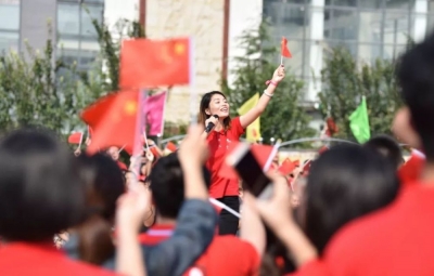 中华人民共和国万岁！