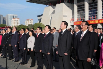 昆明万人同升国旗同唱国歌 
