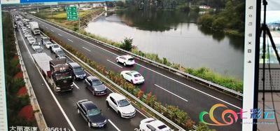 云南高速公路迎来首个返程高峰 大理至昆明方向已出现八公里拥堵