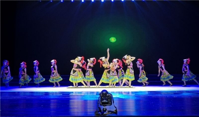 南华县专场演出“菌乡乐景”亮相楚雄彝州大剧院，尽显菌乡情韵！