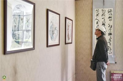 欧道文携三十余幅书画作品在昆明图书馆展出，尽显古今风韵
