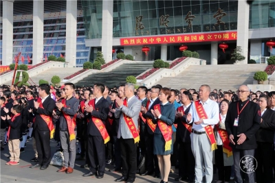 昆明万人同升国旗同唱国歌 