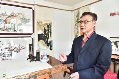 欧道文携三十余幅书画作品在昆明图书馆展出，尽显古今风韵