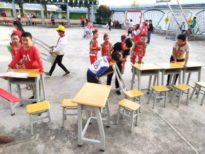 云南导游正能量| 爱心导游为山区学校捐赠1200套课桌椅