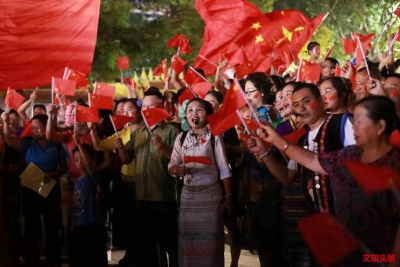西双版纳州300名导游表白祖国