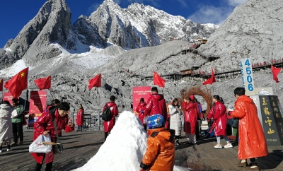2.4万人次！玉龙雪山景区黄金周第二天迎来游客高峰！