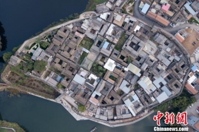 航拍三面环水的百年坚壁古堡“砥洎城”