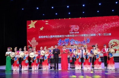 楚雄市专场演出《彩梦萦绕的地方》精彩亮相楚雄彝州大剧院