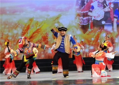 楚雄市专场演出《彩梦萦绕的地方》精彩亮相楚雄彝州大剧院