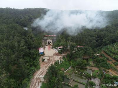 中老昆万铁路曼掌隧道贯通