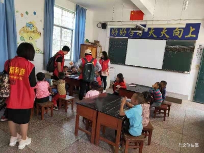 云南导游正能量| 爱心导游为山区学校捐赠1200套课桌椅