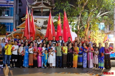 西双版纳州300名导游表白祖国