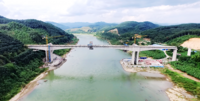 中老昆万铁路橄榄坝澜沧江大桥顺利合龙
