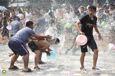 【就爱去西双版纳】泼水狂欢庆傣族年