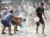 【就爱去西双版纳】泼水狂欢庆傣族年