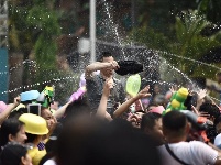 【就爱去西双版纳】泼水狂欢庆傣族年