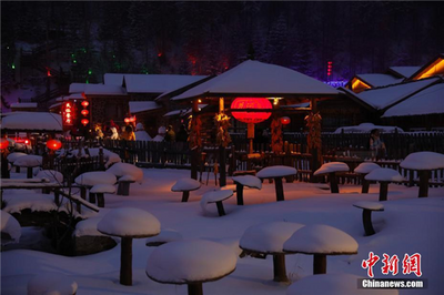 黑龙江雪乡夜色如画 游客品味东北风情