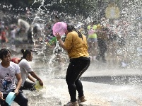 【就爱去西双版纳】泼水狂欢庆傣族年