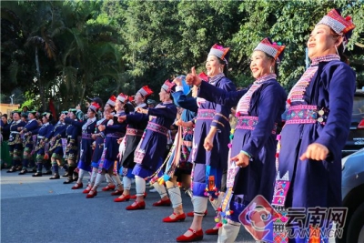 6000余人同桌吃饭，餐桌绵延3公里，云南墨江哈尼长街宴开席！