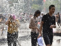【就爱去西双版纳】泼水狂欢庆傣族年