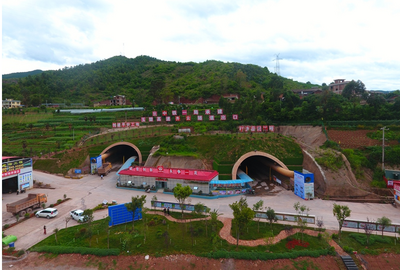 云南玉楚高速公路全线最长最大风险最高隧道贯通
